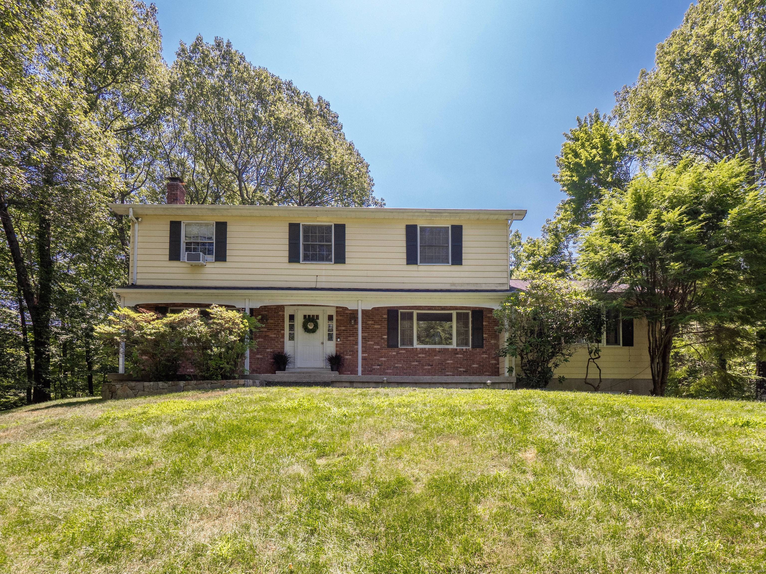 Well maintained 4BR 2. 5BA home for rent in fabulous and conveniently located neighborhood !