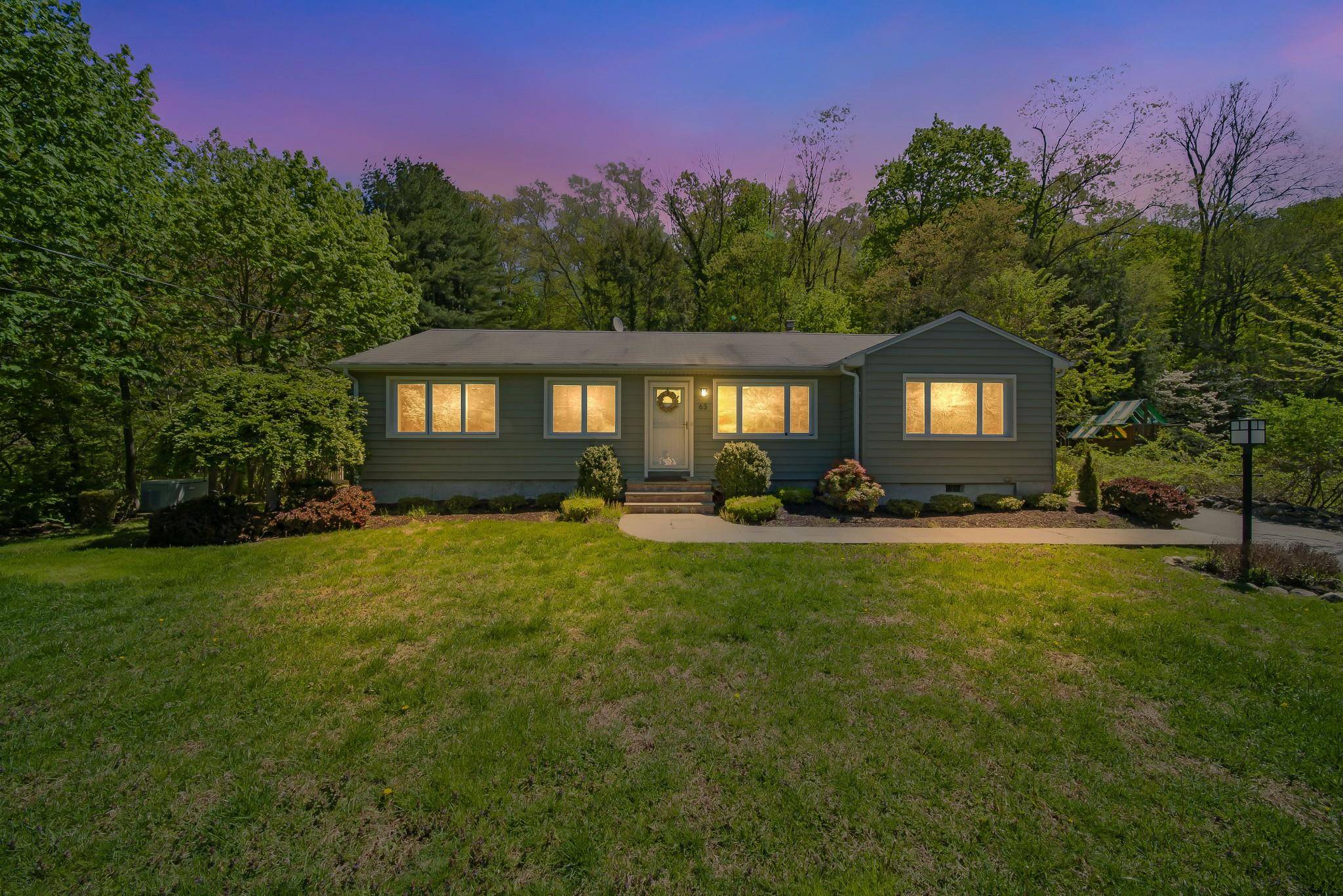 Prime Location in Meadow Park Walk Short Distance to Everything !