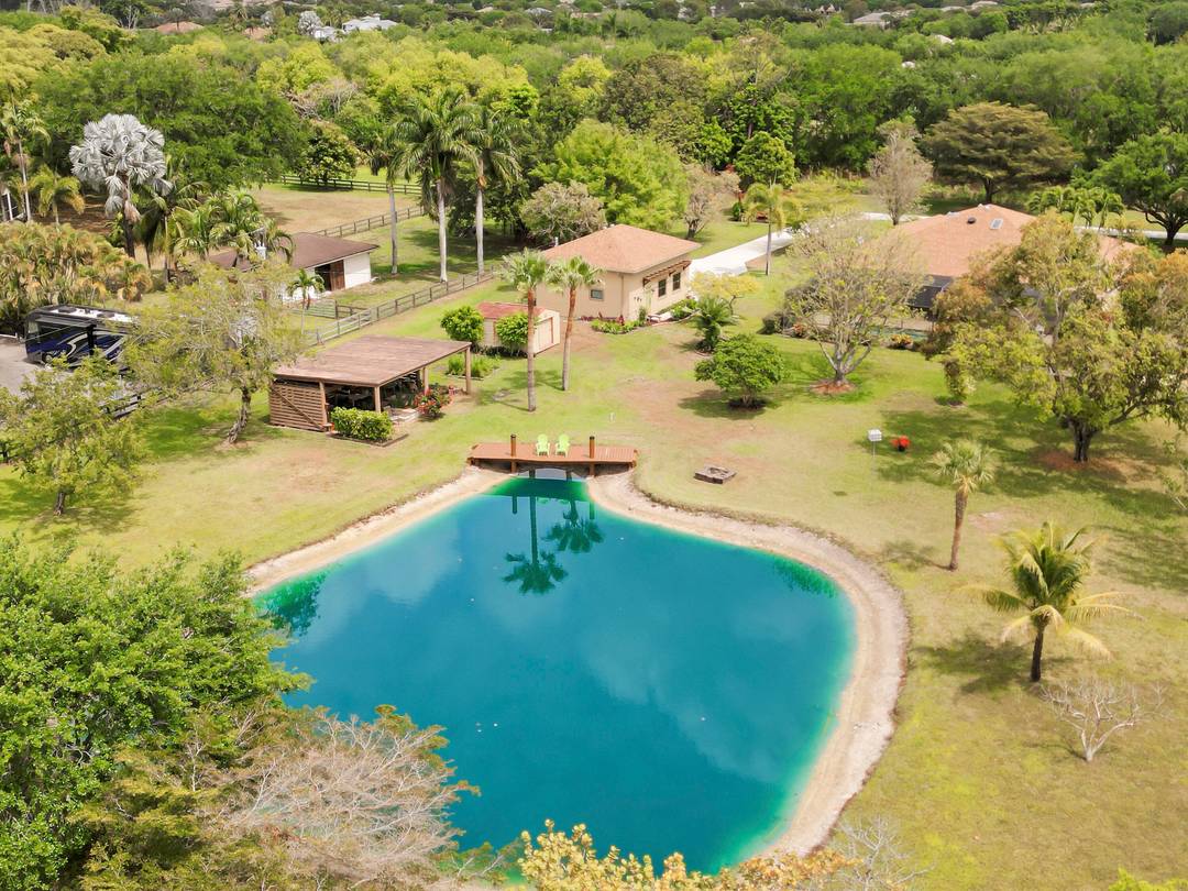 Discover tranquility and contemporary comfort at this stunning, brand new guest house, ideally situated in a serene and quiet location perfect for your Polo Season stay.