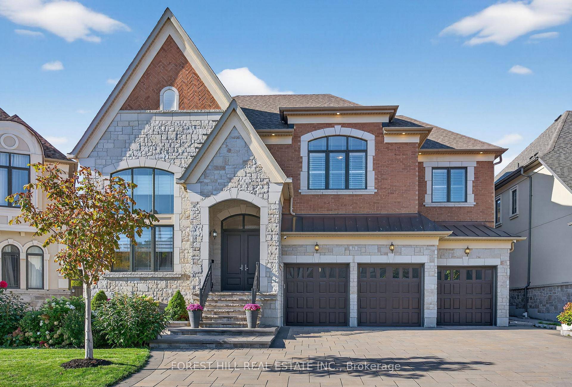 Welcome to 71 Sophia Olivia Crescent, an absolutely stunning 4 2 bedroom luxury residence nestled in the highly coveted Enclave of Upper Thornhill Estates.