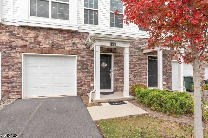 Welcome to this spacious Oxford Model, only 4 years young consists of Builder Upgrade Package worth over 31, 000, features Custom Kitchen w Large Center Island, 42 Designer Shaker Cabinets ...