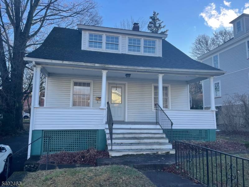 WOW LEMONAIDE FRONT PORCH AND OFFICE BUSINESS ZONED, FRONTS ON 2 STREETS, PERFECT FOR HOME OR OFFICE, 3 BEDROOM, 2 FULL BATH COLONIAL SHOWS WELL AND PRICED TO SELL FAST, ...