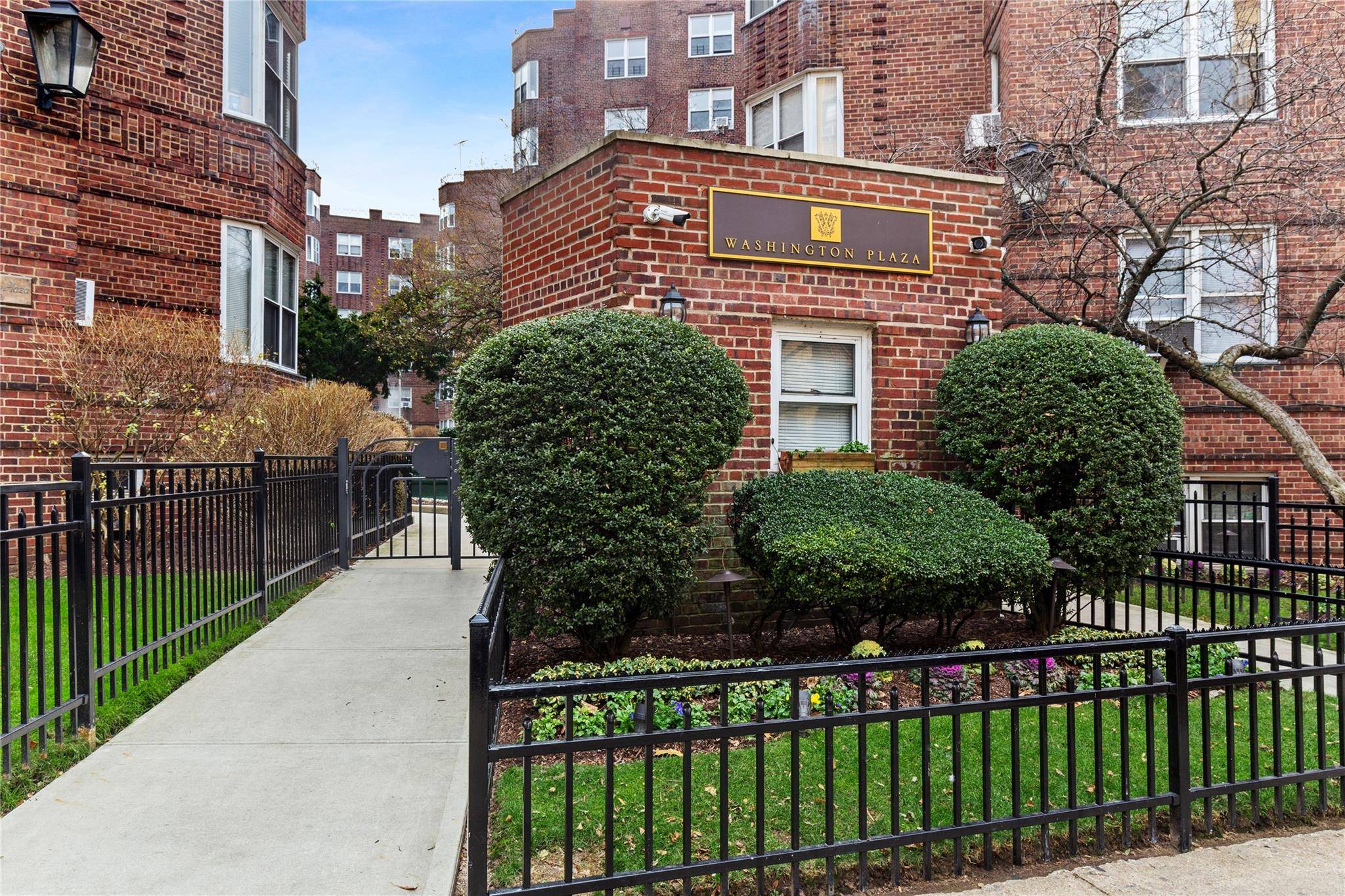 RARELY AVAILABLE ! Fully renovated Jr4 954 Fabulous Square Feet.