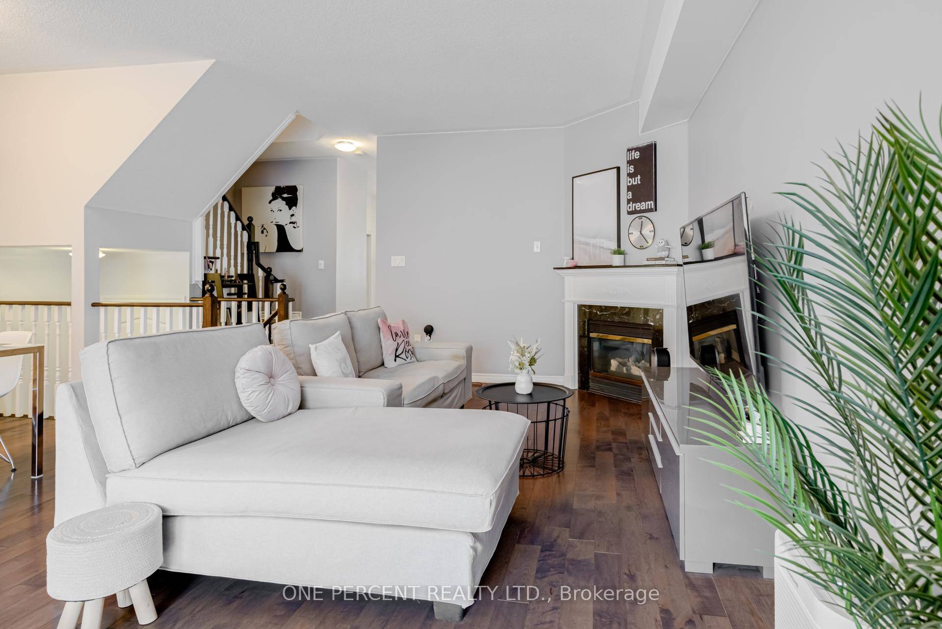 Welcome to 64 Lander Cres in prestigious Patterson !
