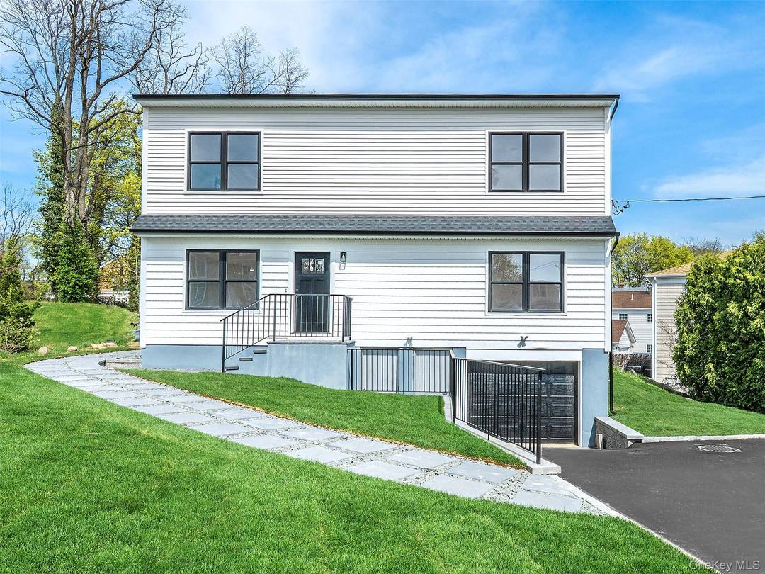 Brand New Construction Duplex 2nd floor unit pristine, never occupied.