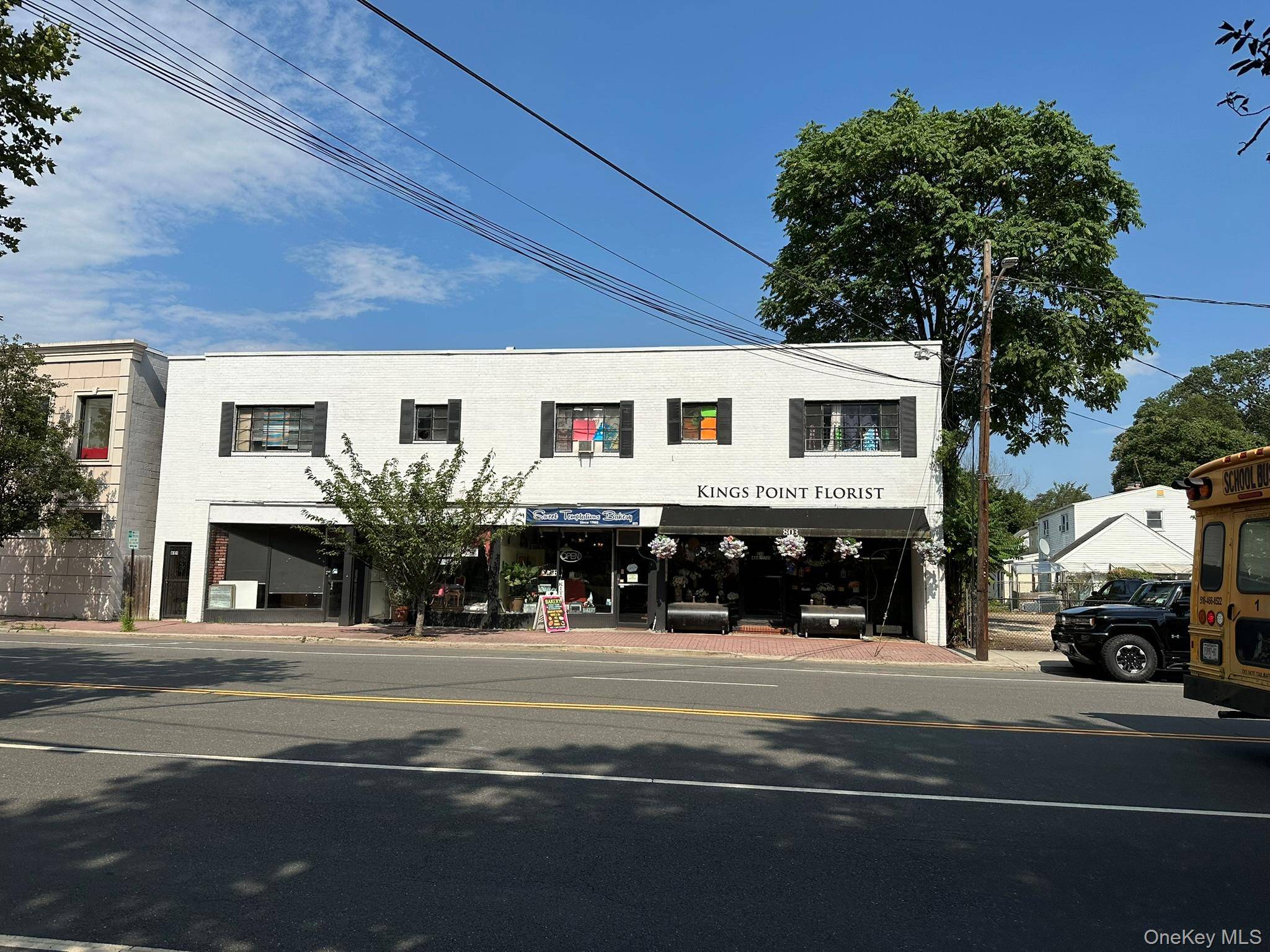 PRIME INVESTMENT OPPORTUNITY IN THE HEART OF GREAT NECK THIS MIXED USE BUILDING IS IN THE BUSINESS A DISTRICT FEATURING FOUR STREET LEVEL RETAIL STOREFRONTS AND SIX WALK UP APARTMENTS ...