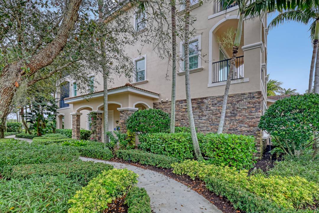 Boating community, deeded dock for up to a 65 ft boat, 24K lift.