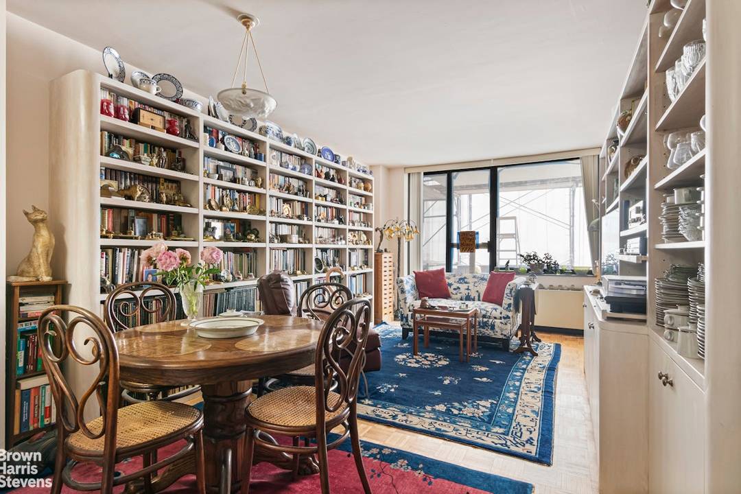 Sun drenched and south facing with open city views, this spacious 1 bedroom, 1 bath residence with a large private balcony is located in a luxury condominium residence on the ...