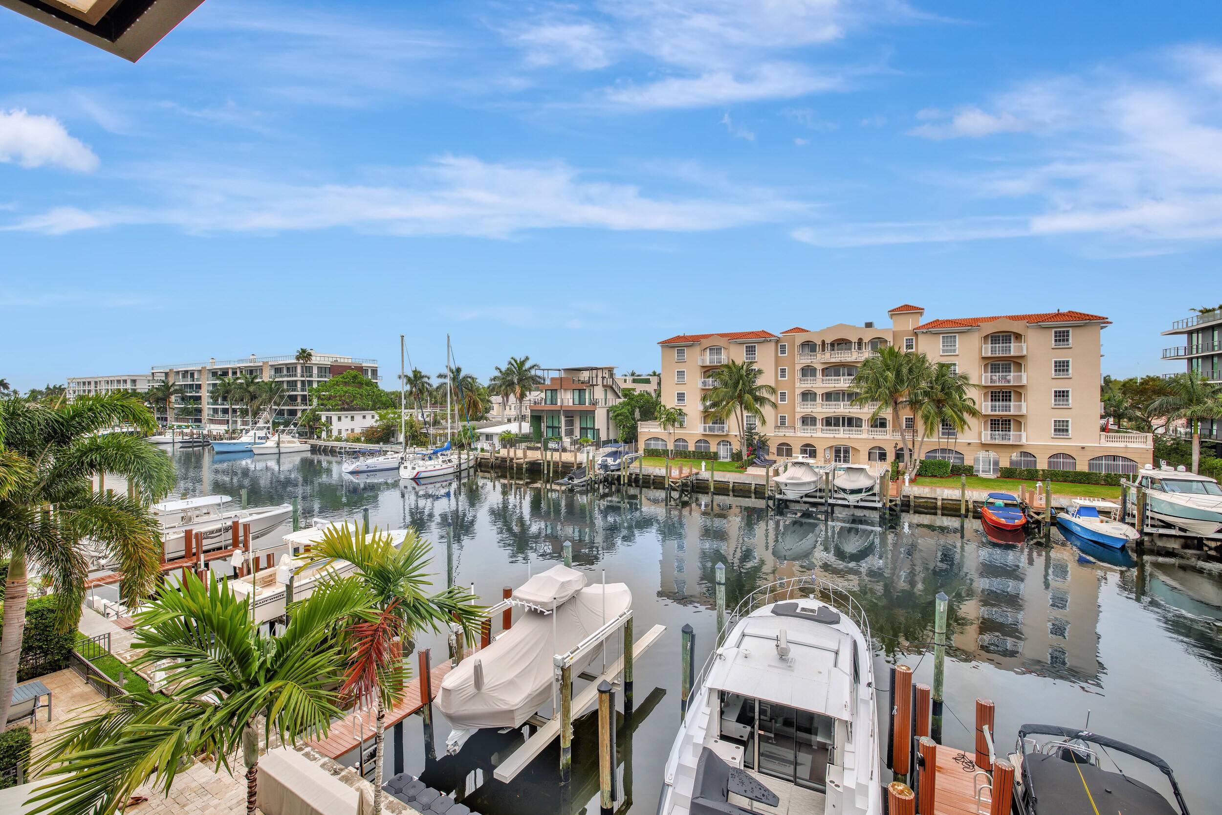 If you are looking for a beautifully furnished and spacious remodeled waterfront 4 bdrm, 41 2 bth townhome w elevator located on Isle of Venice in Ft.