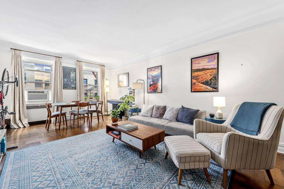 Welcome to 200 Pinehurst Avenue, a gorgeous Art Deco building in Manhattan s Hudson Heights.