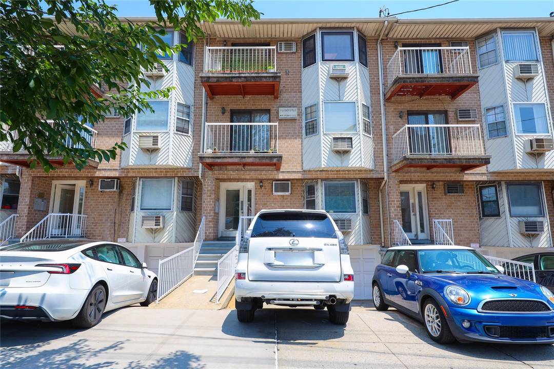 A Beautiful One Bedroom Condo with Private Backyard amp ; Parking in Prime Dkyer Heights, Welcome to this charming one bedroom condo located in one of the most desirable neighborhoods ...