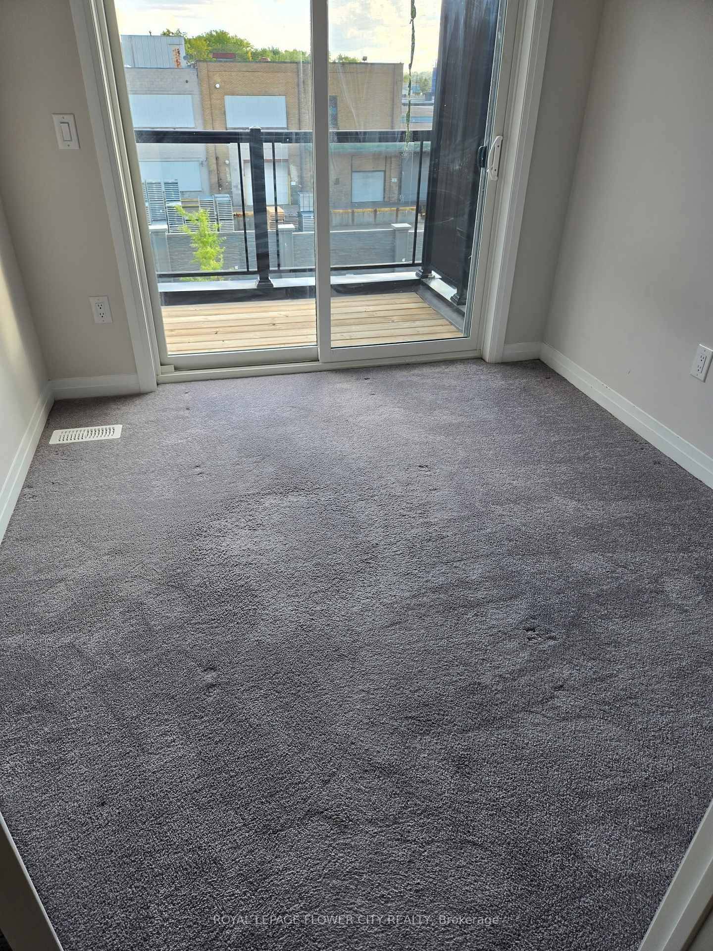 This town house is located in the perfect neighborhood of Brantford.