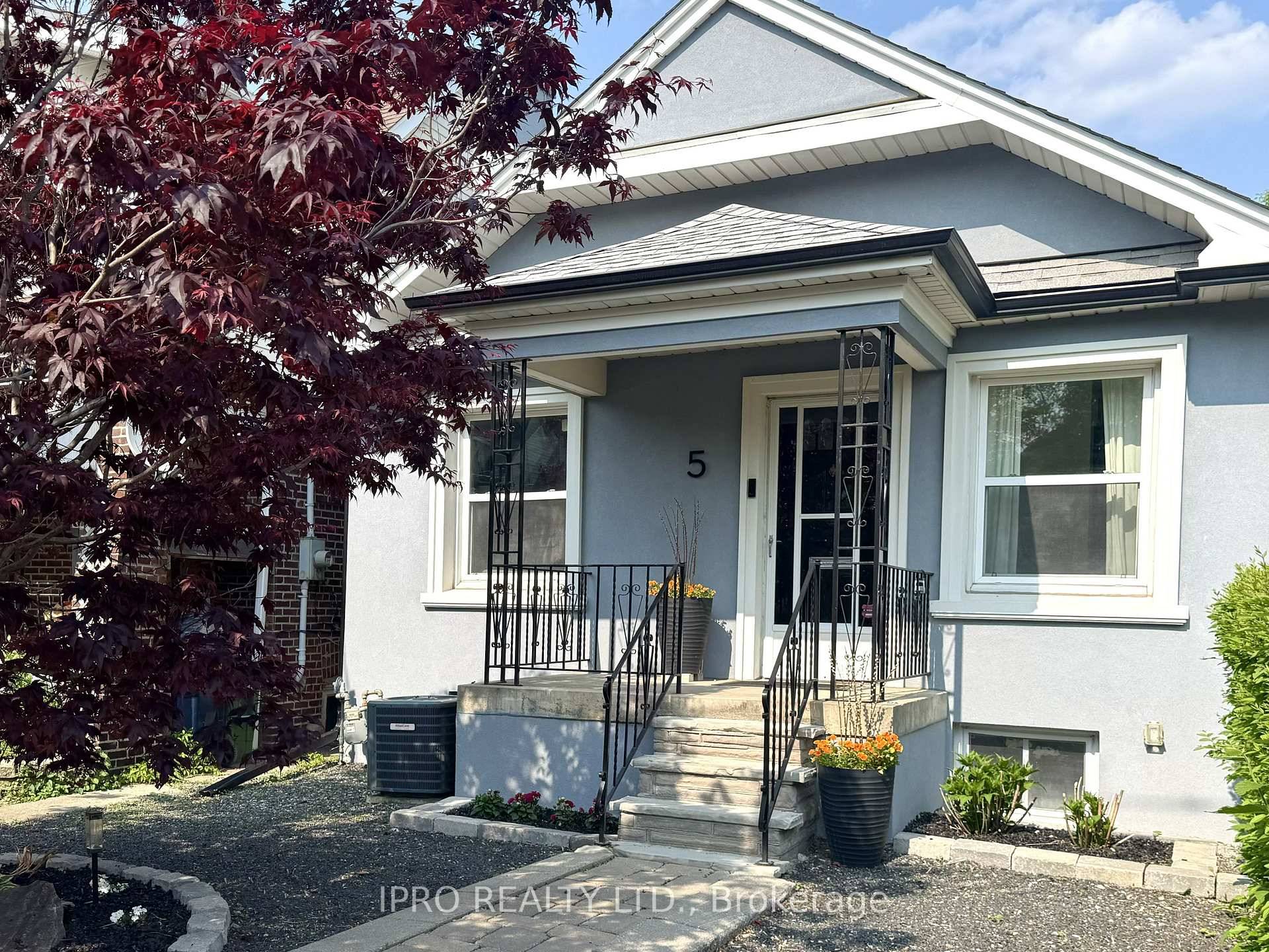 This beautifully renovated 2 1 bedroom, 2.