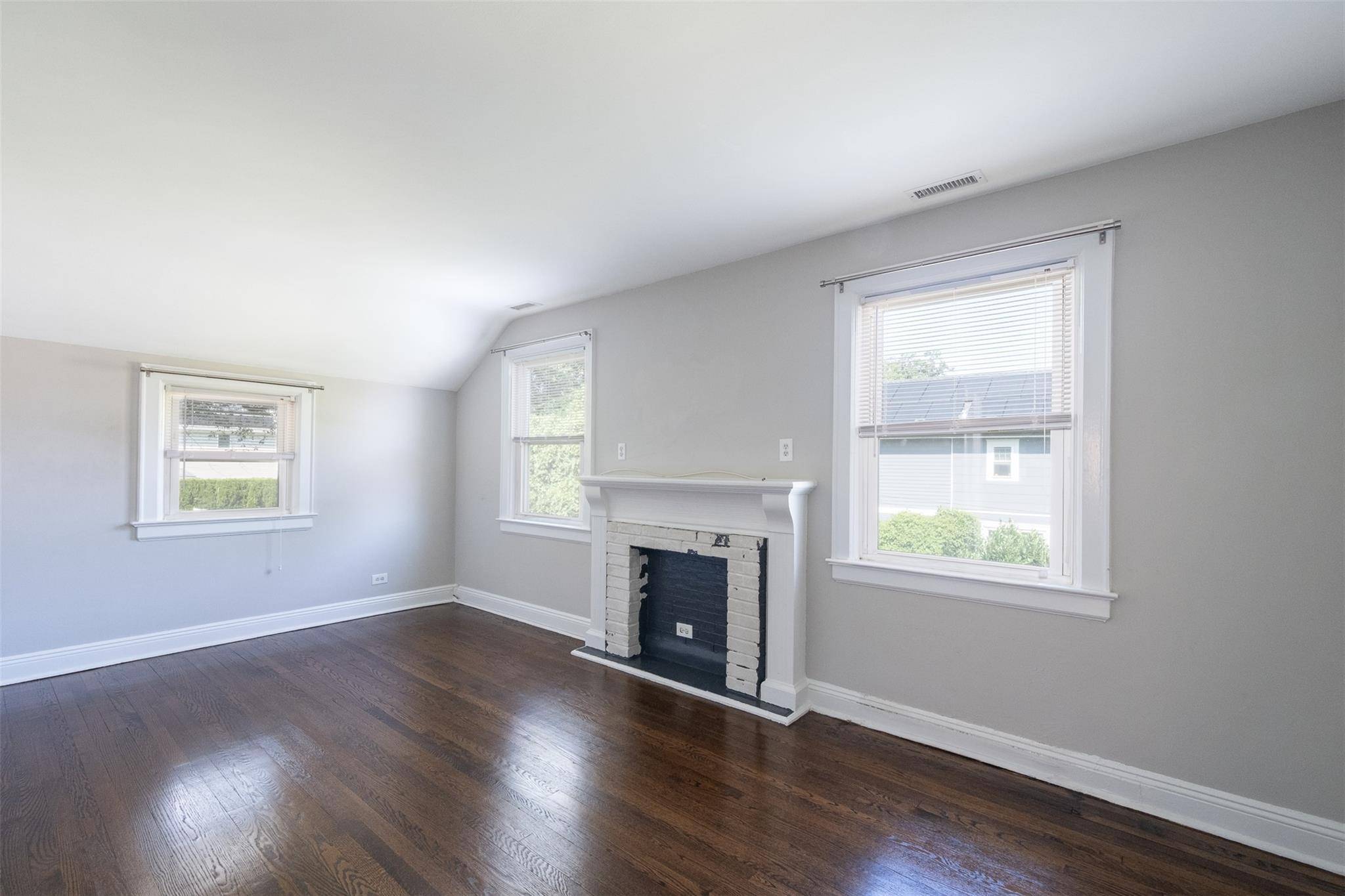Welcome to 1078 Washington Ave Pelham Manor !