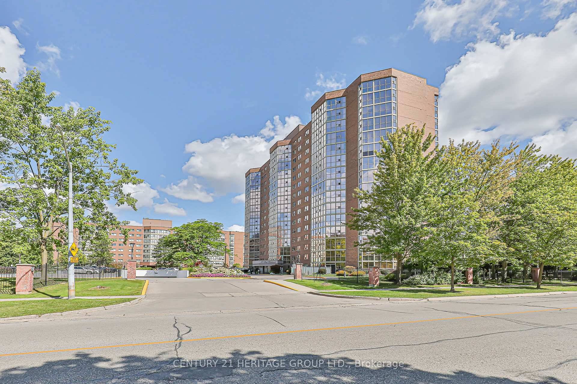 Prime Richmond Hill Penthouse Corner Unit Approx 1300 Sqft Unobstructed View Looking East And South.