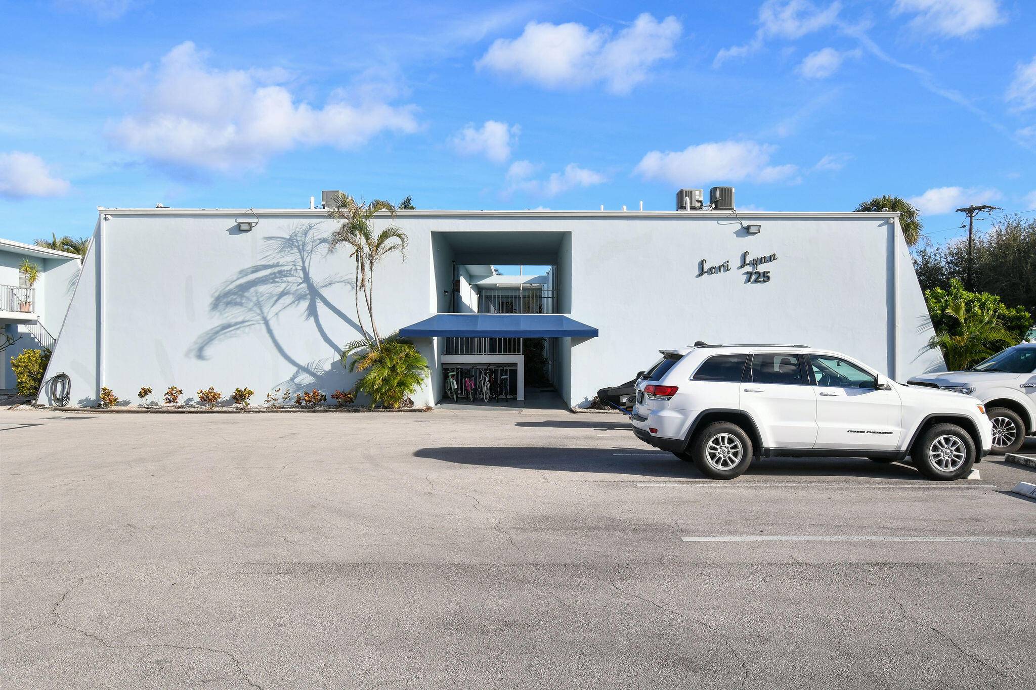 Lovely ground floor, corner unit with new Luxury Vinyl Flooring and paint.