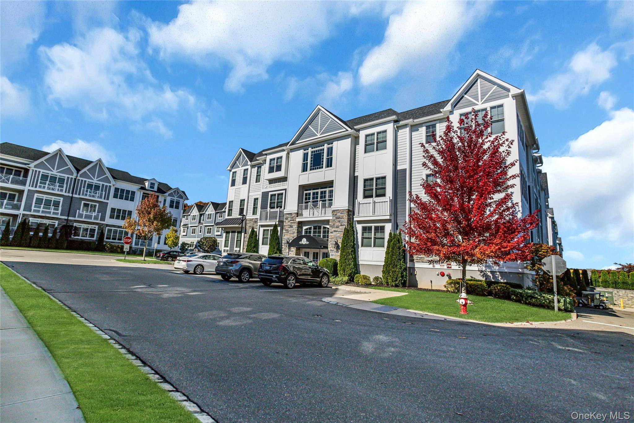 Luxury Country Club living at its finest in a 24 hr gated community at COUNTRY POINTE PLAINVIEW.