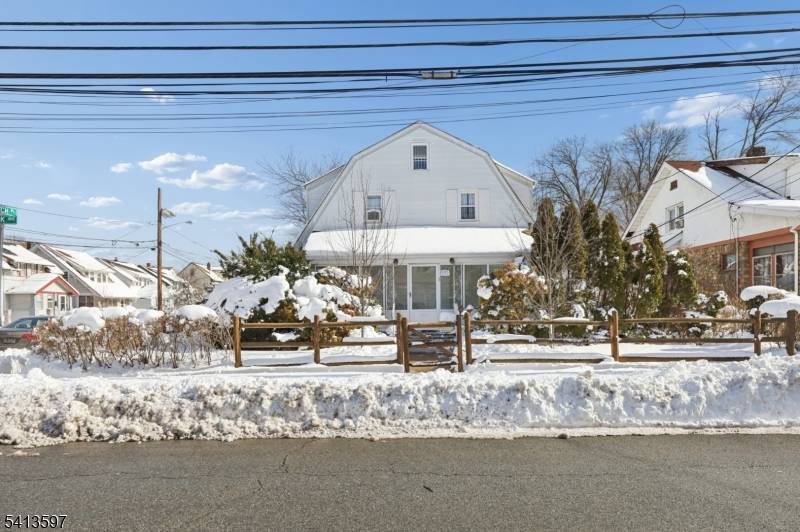 Welcome to 185 Park Ave a 3 bedroom, 1.