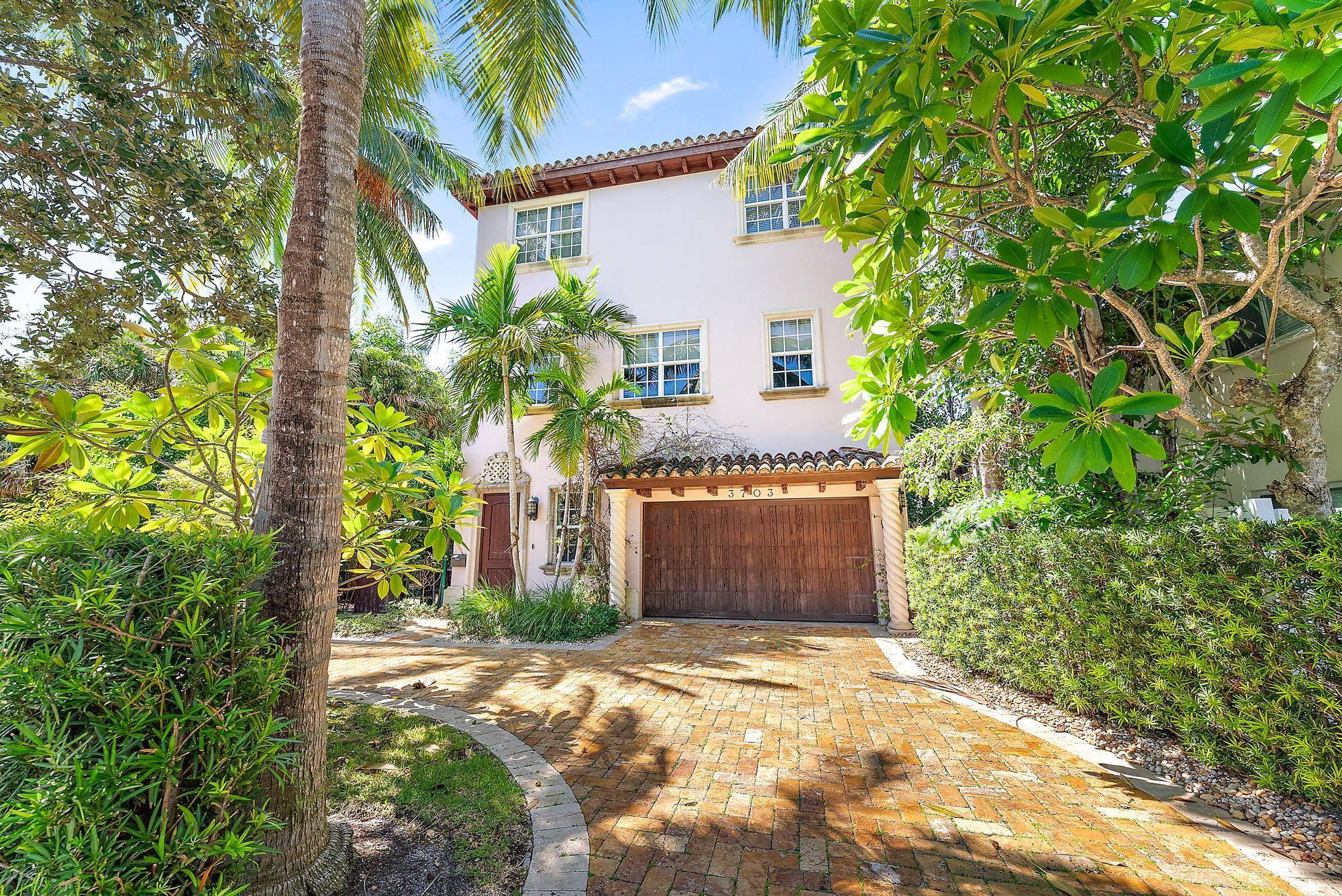 Discover your own slice of paradise in this tastefully furnished Mediterranean style villa.