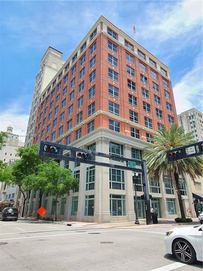 Attention Investors ! Amazing 2 1, corner unit in the renovated Flagler First Condominiums located in the heart of Downtown Miami.
