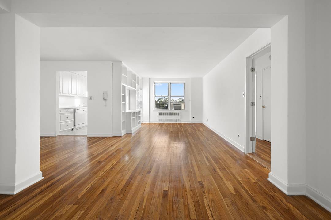 Welcome to 3512 Oxford Avenue, Unit 6C, an exceptional 2 bedroom, 2 bath coop in a post war, low rise building that offers a sensational city lifestyle.