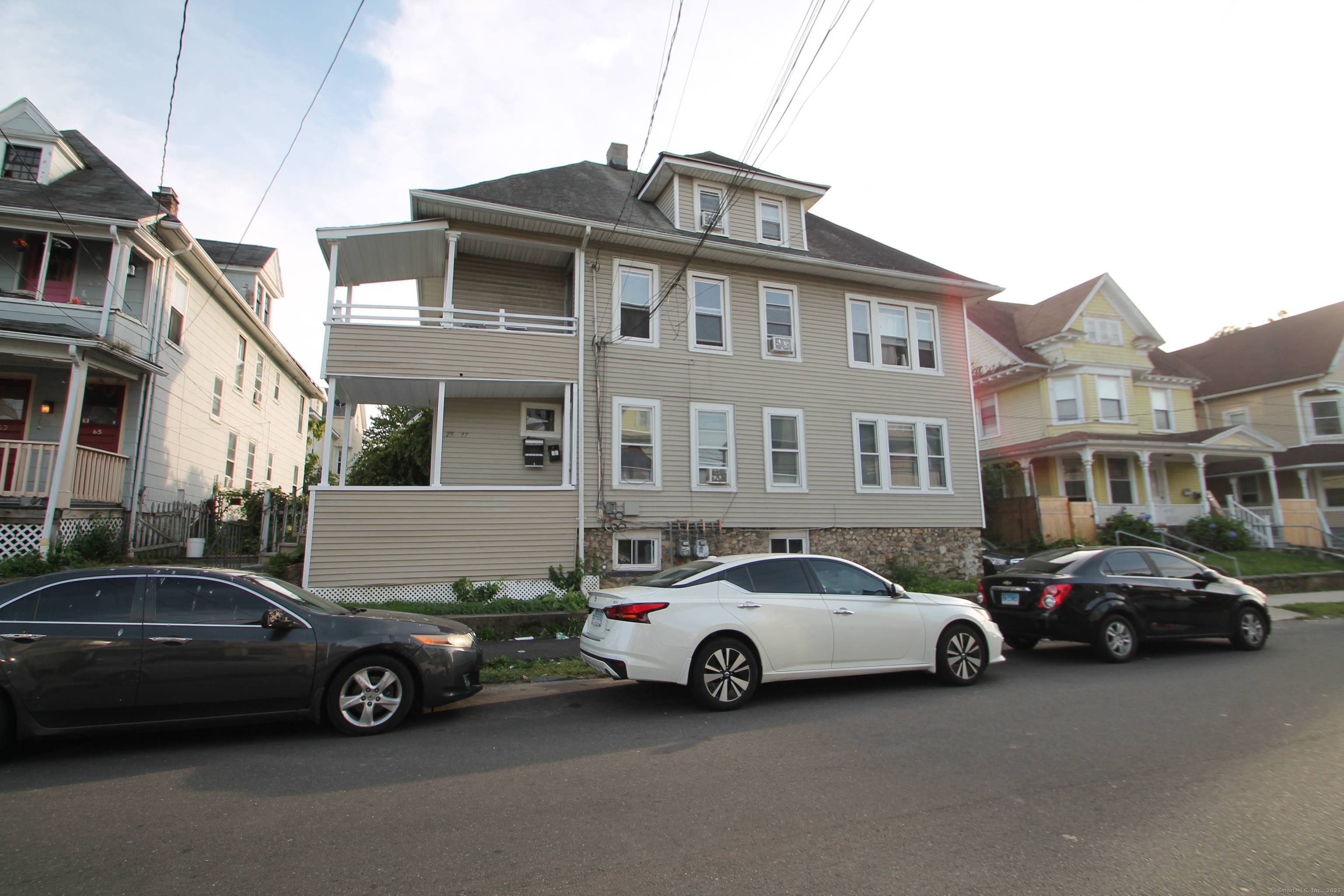 2 Family home renovated in 2022 with both units being vacated prior to closing so the owner can paint and repair.