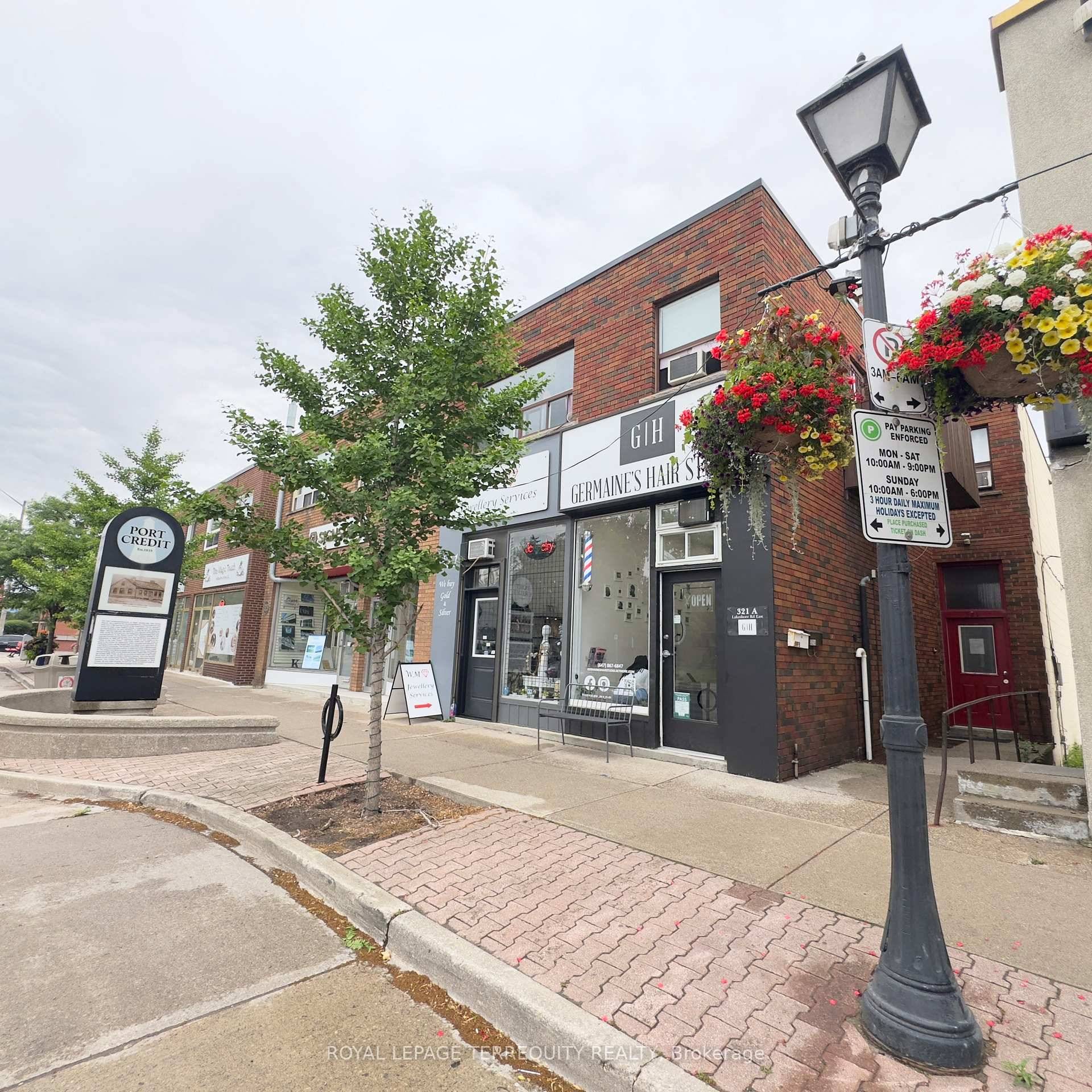 Welcome Home to This Well Maintained Two Bedroom Apartment Located in a Small Building in a Great Area !