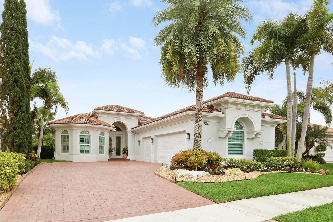 This beautiful customized home is perfectly located in one of the best country clubs in Jupiter !