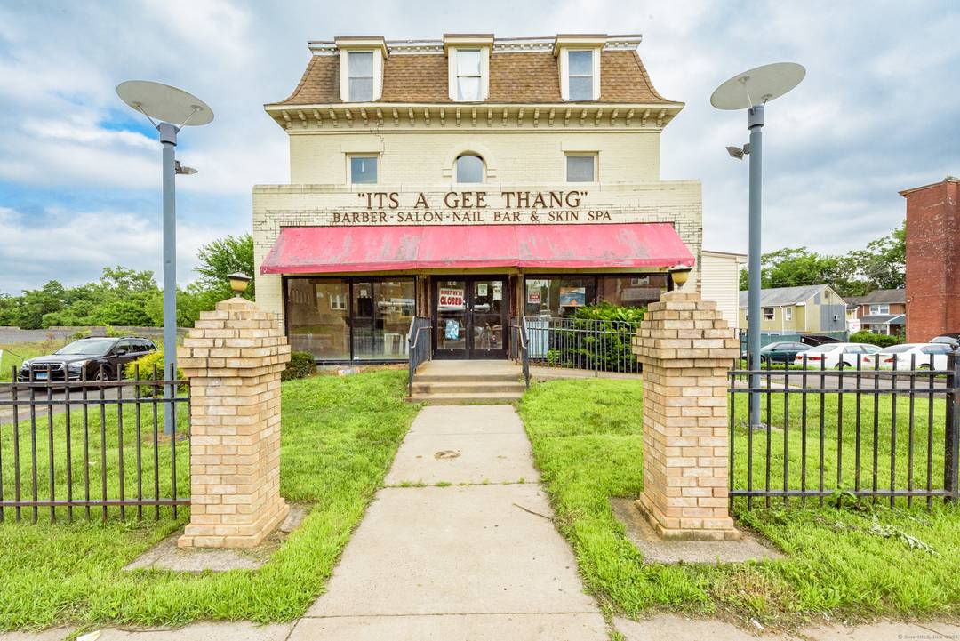 Former beauty school. Ready for new owner.