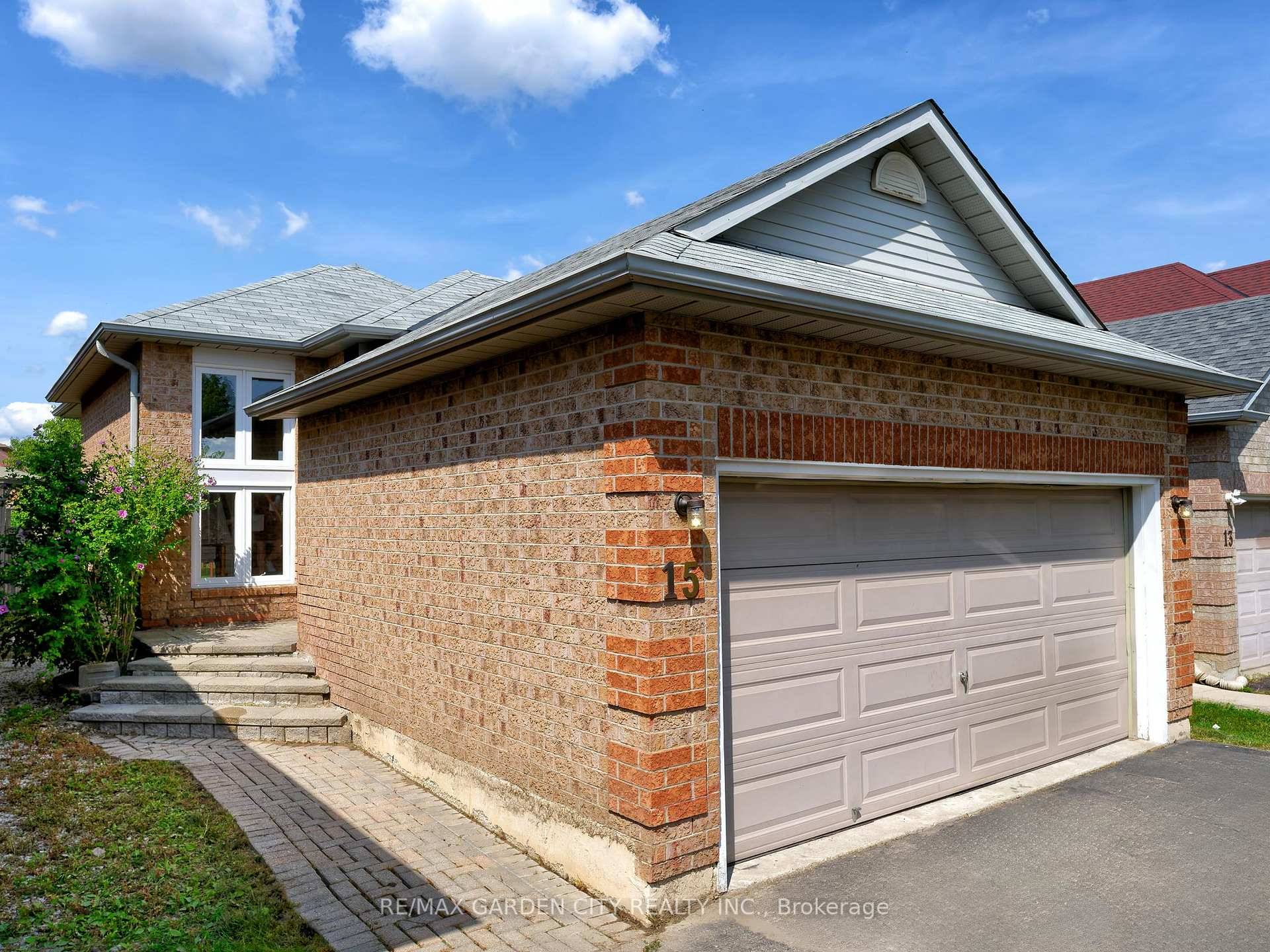 Great opportunity in West Brampton in a Quiet Court Location !