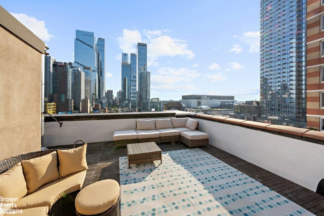 Penthouse Studio with Stunning Views Huge Private TerraceEnter into this spectacular top floor studio, where you will enjoy breathtaking open views to the south and west.
