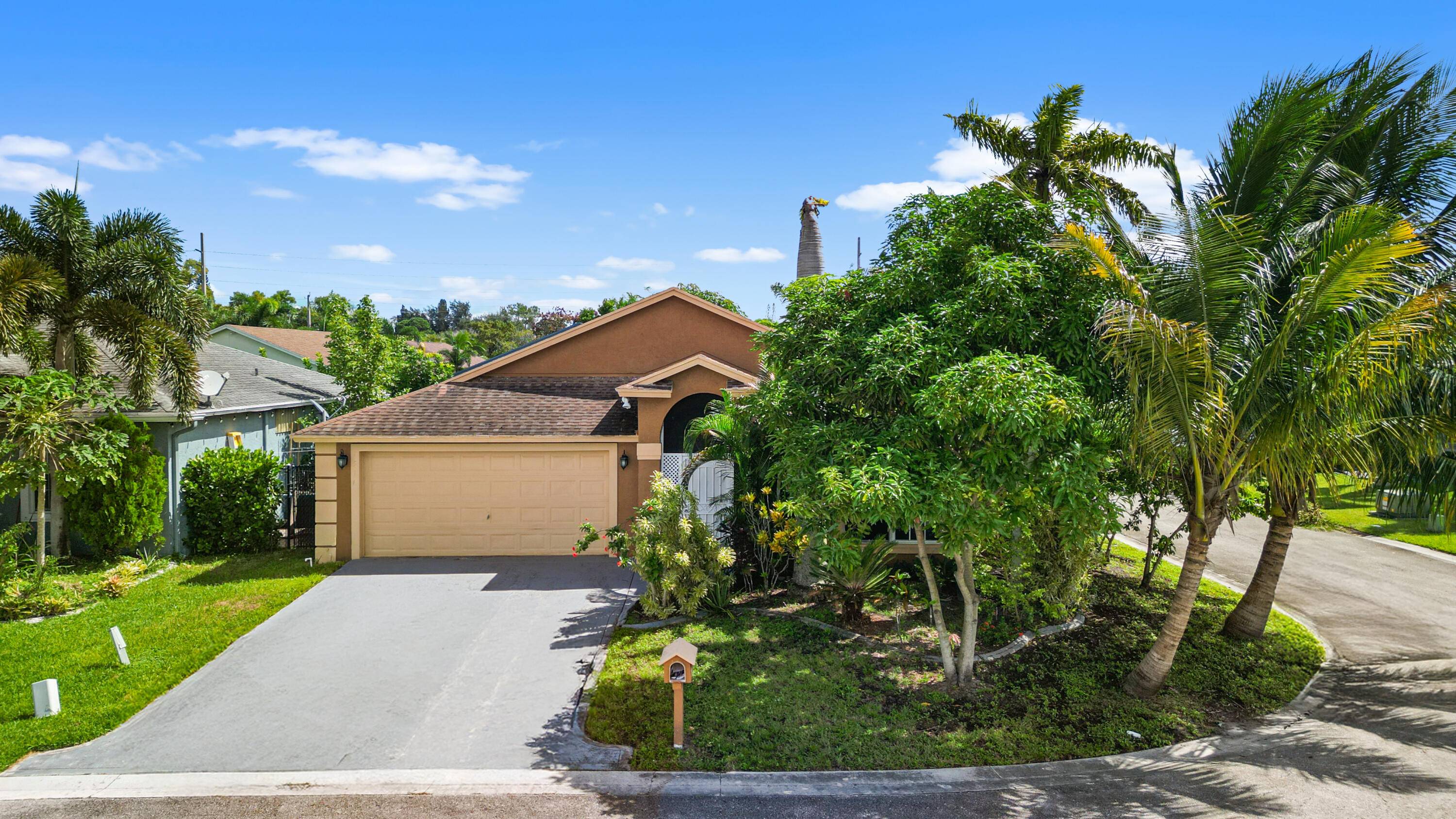 Prime Greenacres home with great bones needing some TLC !