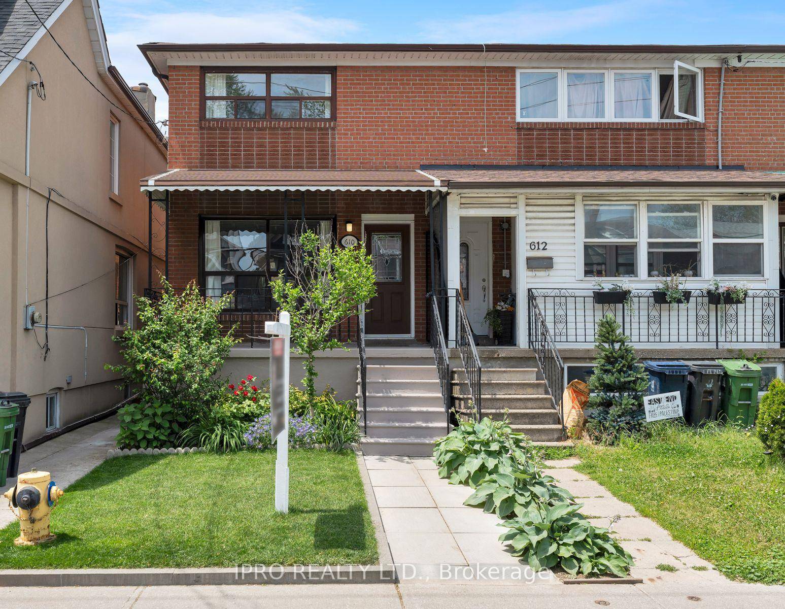 Welcome to 610 Greenwood Ave, located south of The Danforth !