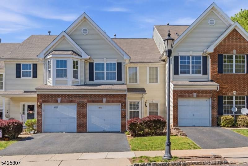 Welcome to 1503 Pisaniello Court a townhouse in the TRADITIONS community !