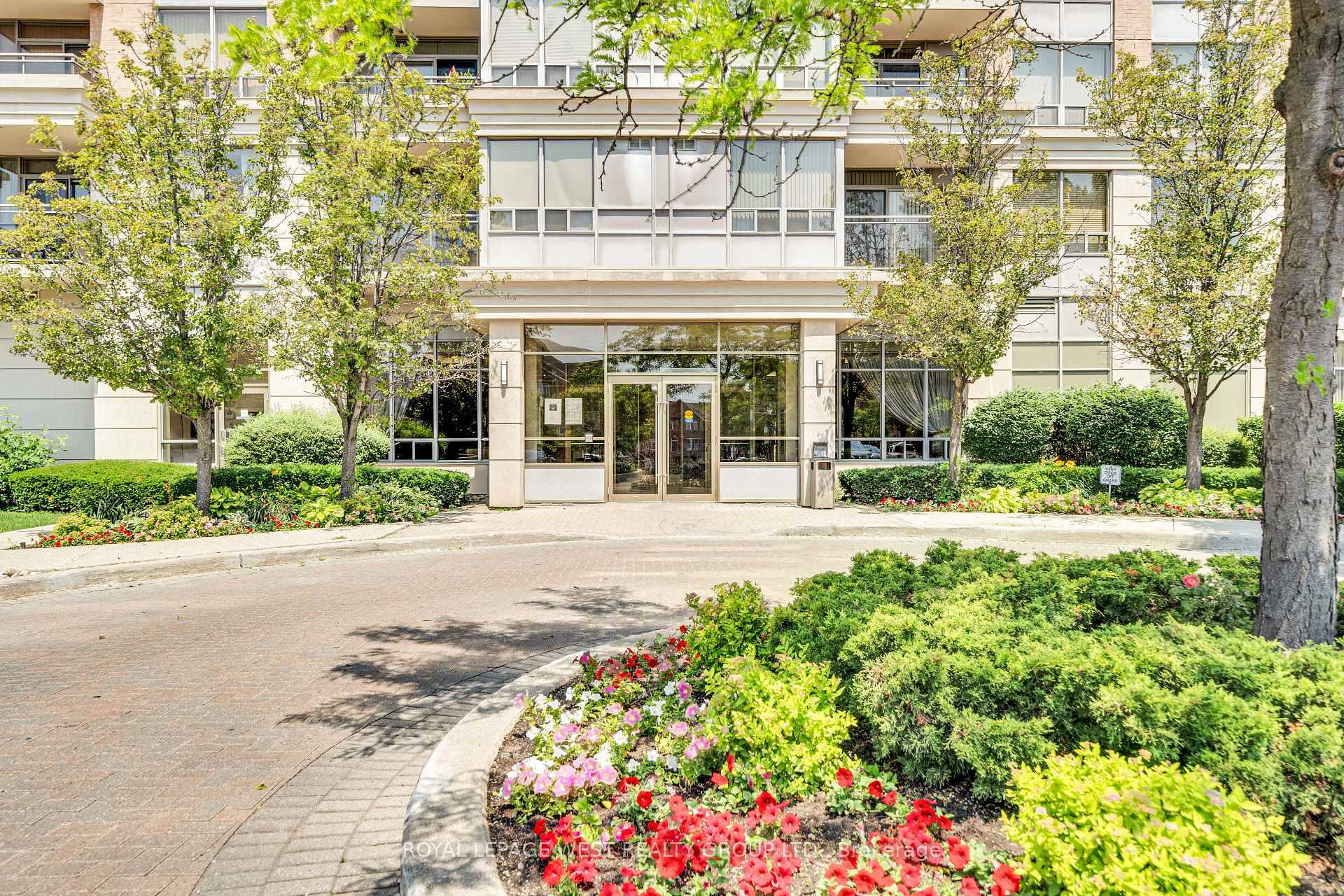 Welcome to this lovely 2 bedroom, 2 bathroom suite with parking included.