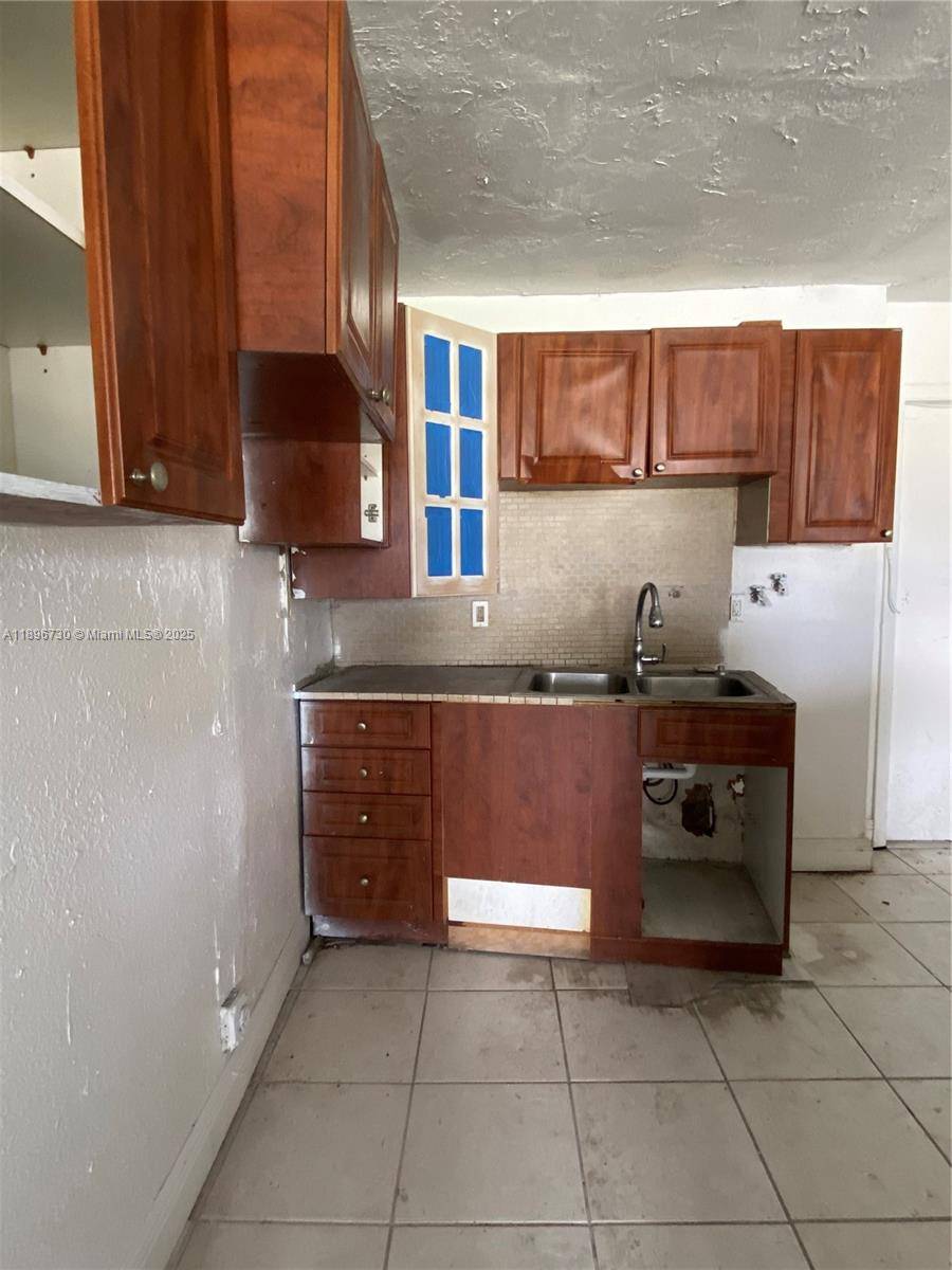 Great opportunity to own a townhome in a central Miami Gardens location !
