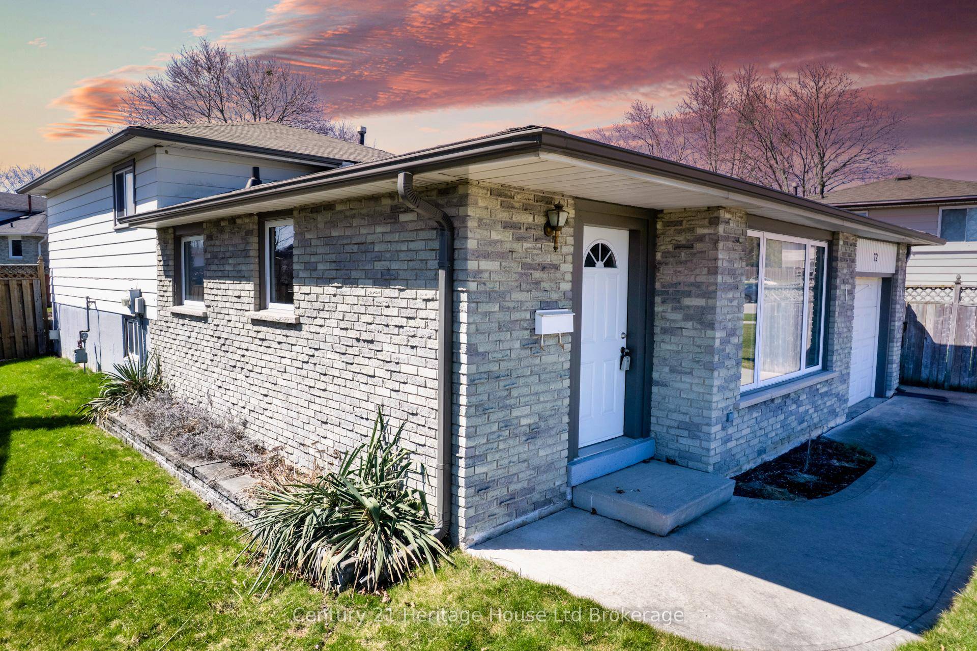 Welcome home to the spacious 3 level split level home in a fantastic family neighbourhood in beautiful Paris, Ontario !