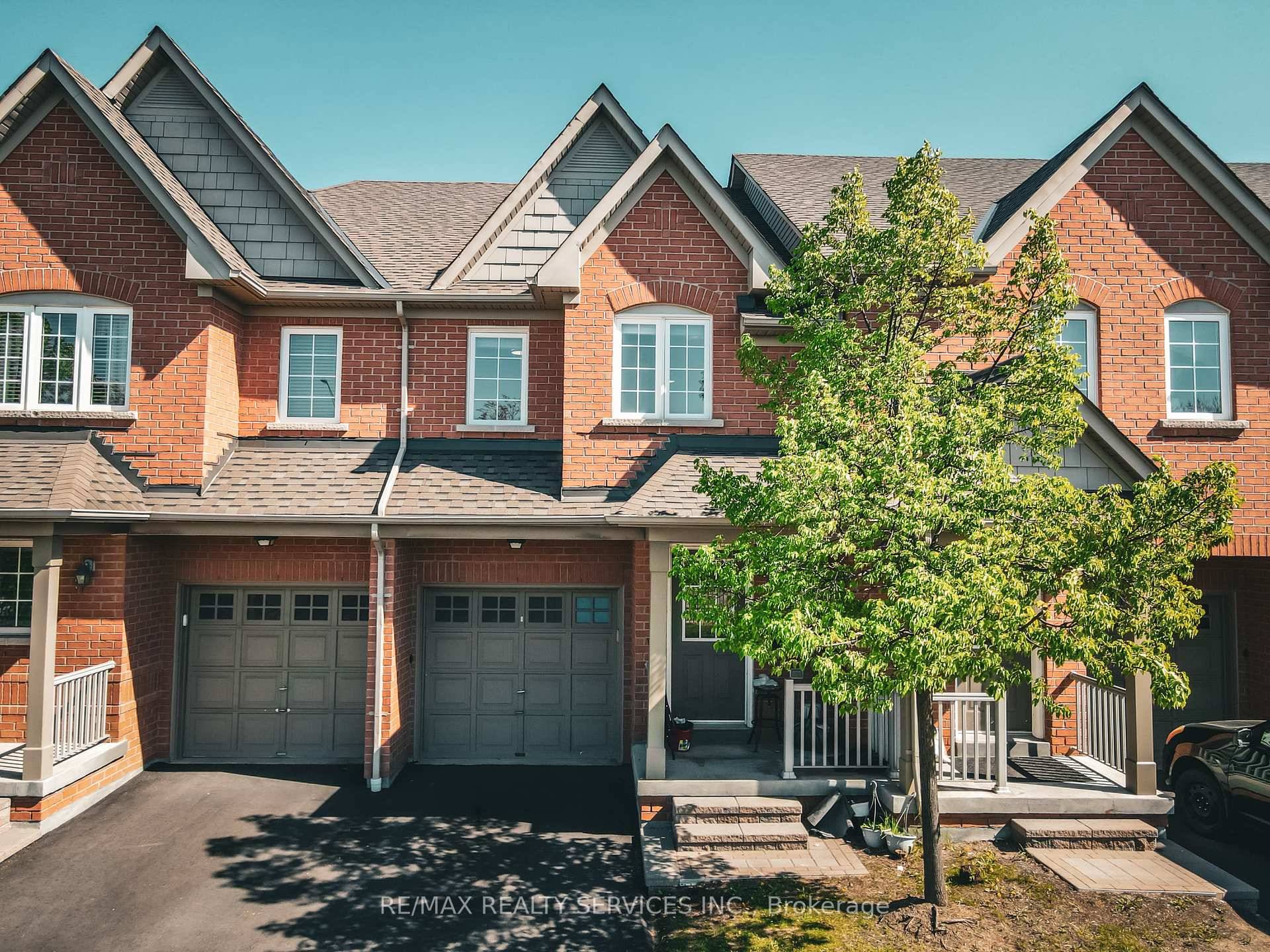 Welcome to this stunning townhouse located in the highly sought after neighborhood of Churchill Meadows !