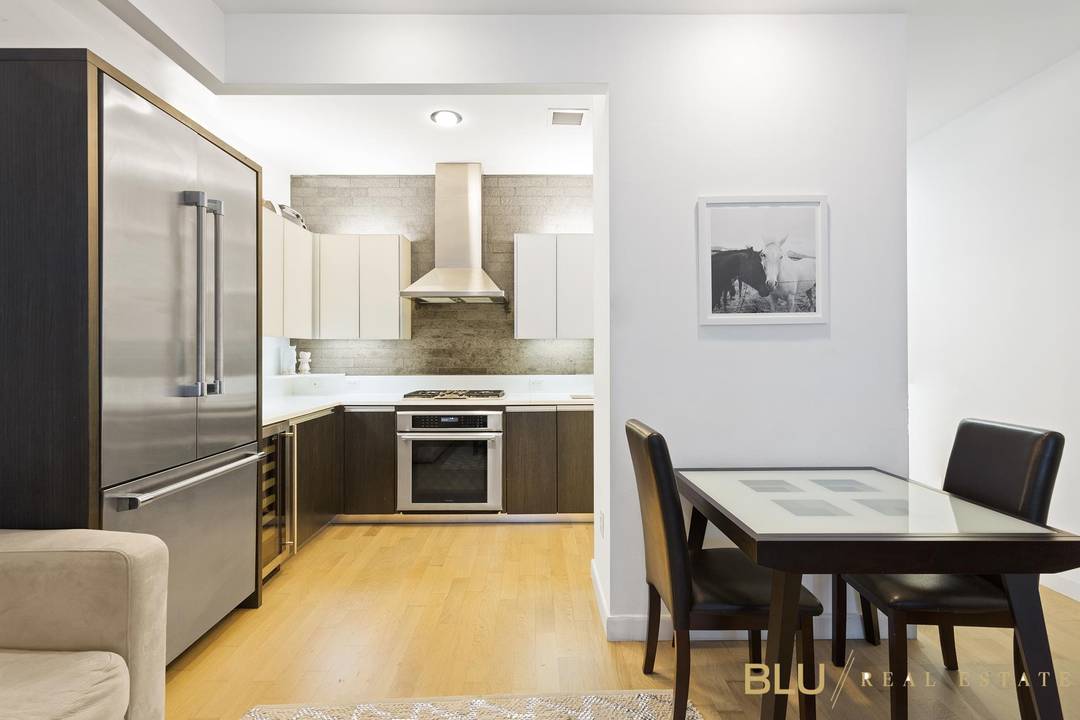 Luxury Oversized Studio in the Heart of MidtownThis spacious studio with home office offers an exceptional loft like experience in the heart of midtown.