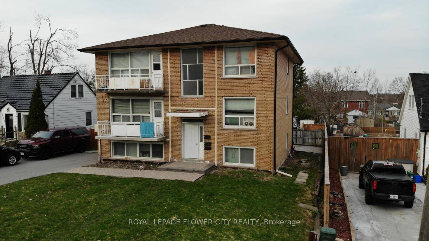 EXCEPTIONAL PURPOSE BUILT TRIPLEX WITH ON SITE LAUNDRY IN A HIGHLY SOUGHT AFTER AREA !