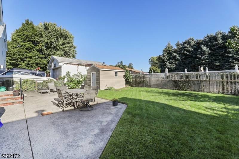 REMARKABLE UP DATED UNITS, SERIOUSLY MODERN, COMPLETE PRIDE OF OWNERSHIP, GREAT BACK YARD