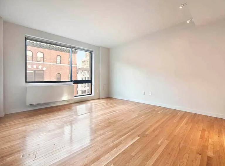 TERRACE LOVERS DREAM. TOP FLOOR 2BR WITH PRIVATE OUTDOOR SPACE !