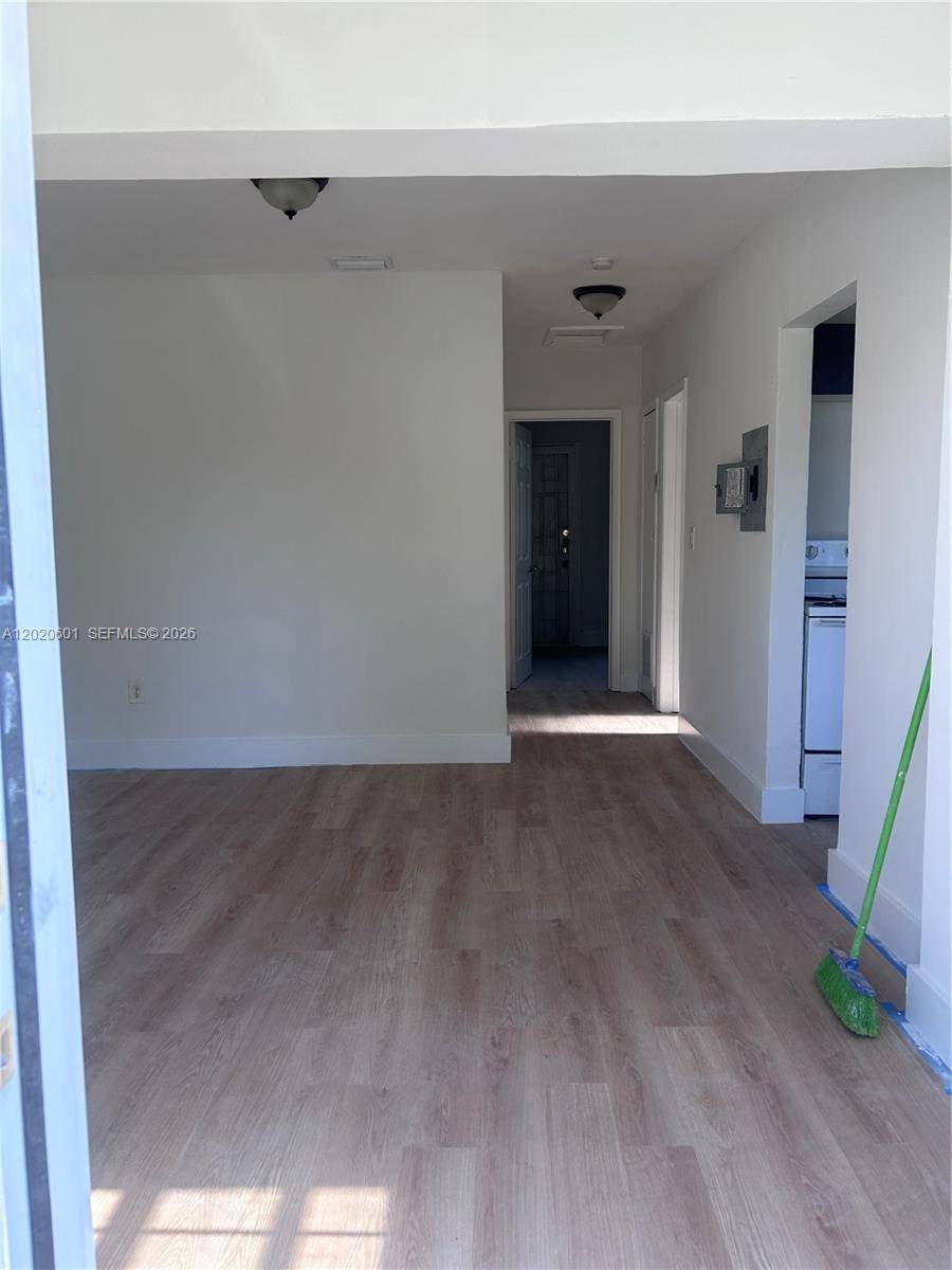 Well maintained duplex featuring two spacious 2 bedroom, 1 bathroom units.