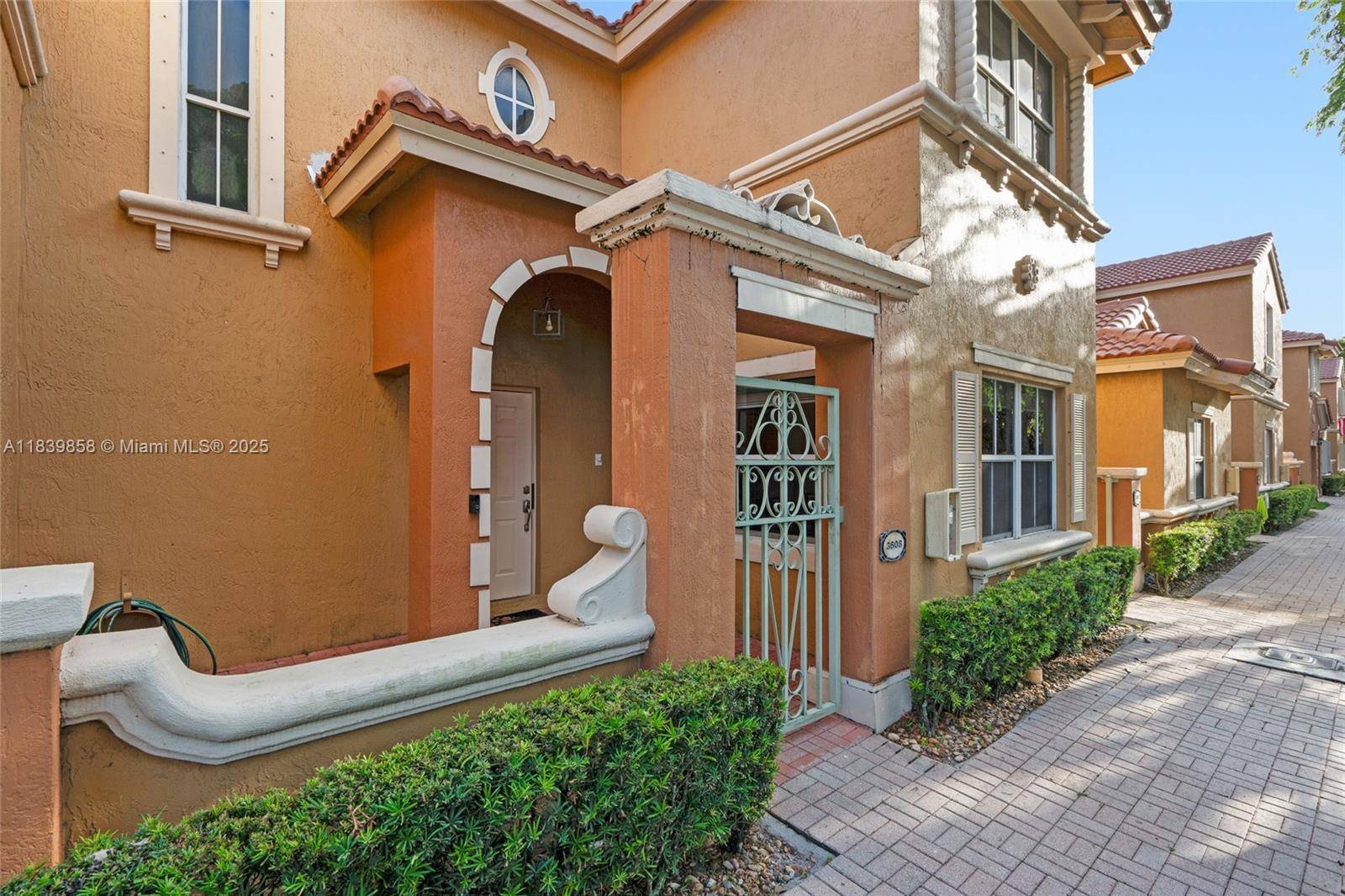 Renovated 2 story townhouse with 3 spacious bedrooms and a fully fenced patio ideal for relaxing or entertaining.