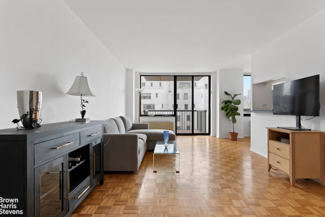 Junior 4 with Private Balcony High Floor Southern Exposure Move right into this bright and spacious one bedroom Junior 4 condominium, ideally located in the heart of the Upper East ...