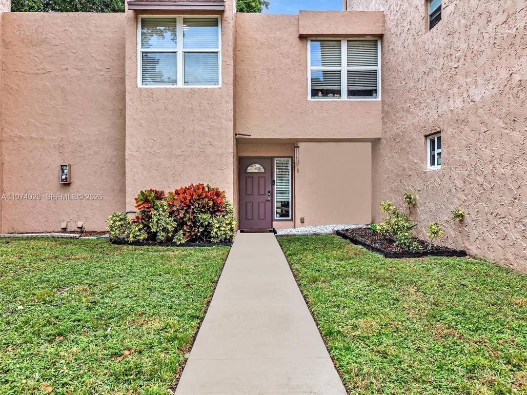 Spectacular 3 2. 5 Townhome in prestigious community Pine Island Ridge in Davie FL.