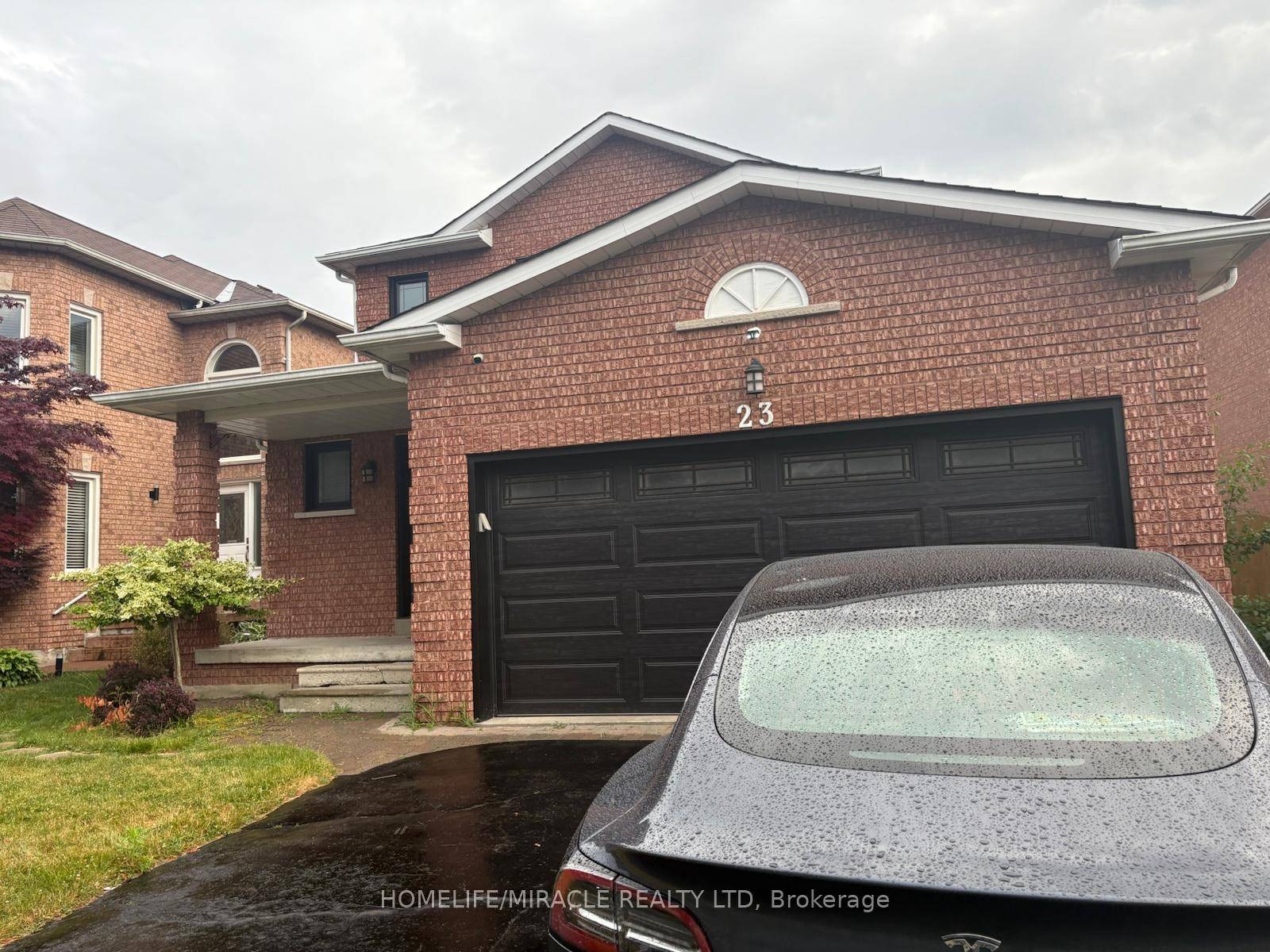 Bright And Spacious 3 Bedroom Home In Desirable Location amp ; Family Friendly Neighborhood !