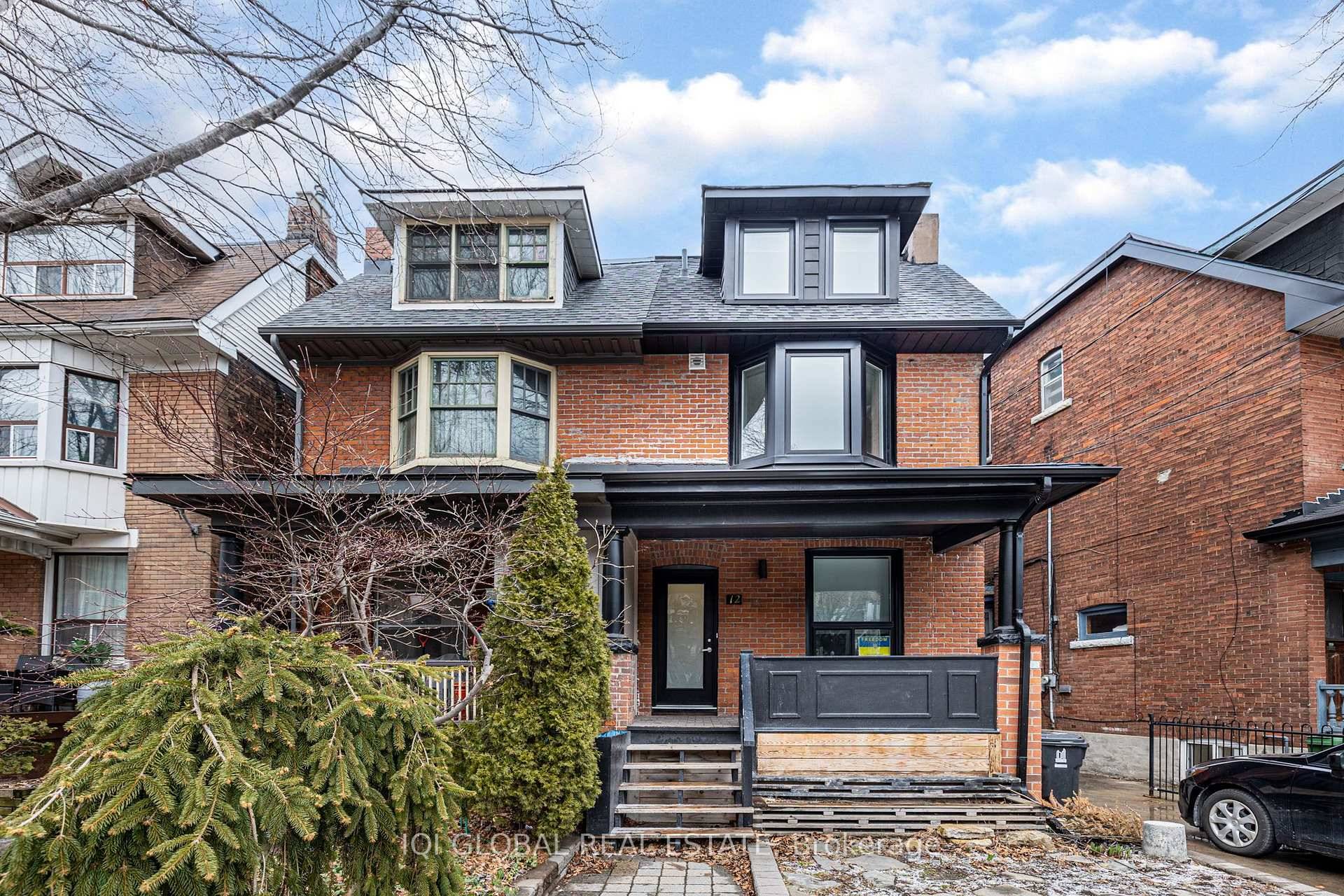 Stunning Main Floor Apartment In The Heart Of Desired Neighborhood.