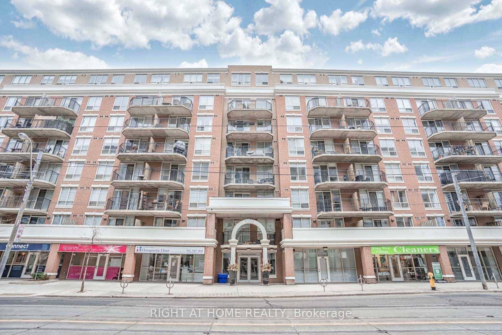 Welcome to refined urban living in the heart of King West.