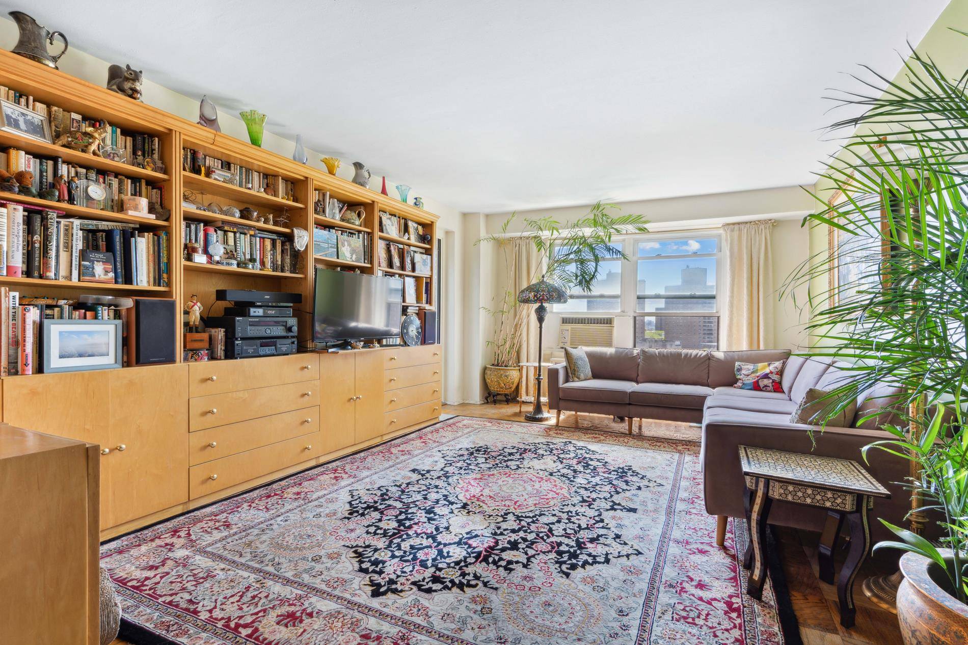 Sun drenched lofty home at the heart of the lower east side.